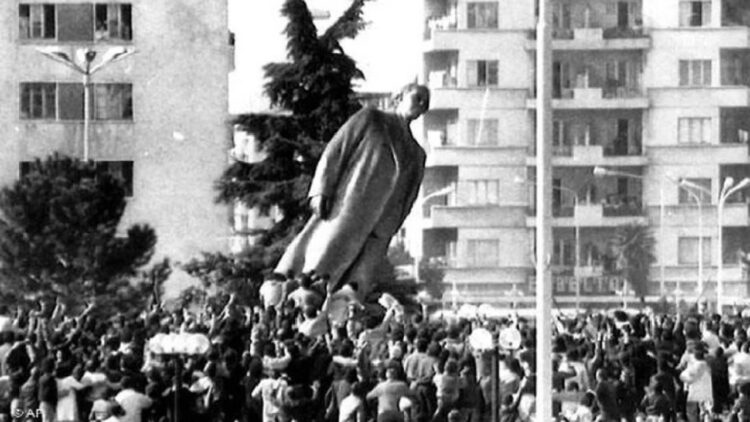 35 vite nga rrëzimi i bustit të diktatorit Enver Hoxha