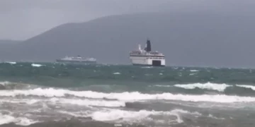 Mot i keq, shtyhet nisja e trageteve nga Durrësi drejt Barit