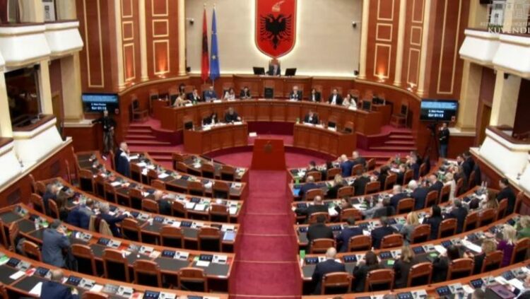 Kuvend/ 2 interpelanca me Kumbaron, Braçe kërkon sqarime nga ministrja Sala