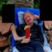 Dosja Epstein, shkencëtari Stephen Hawking shfaqet mes dy vajzave me bikini