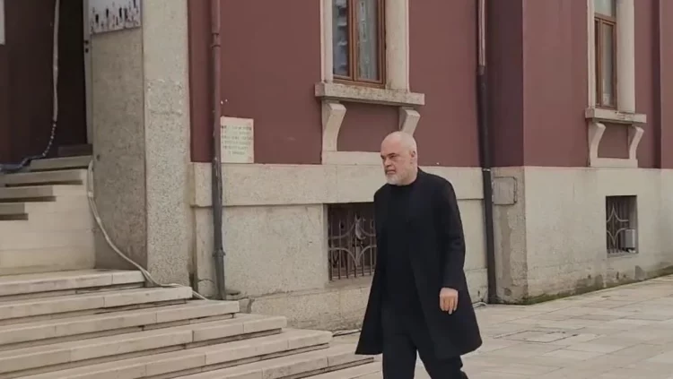 Rama mbërrin në Durrës, takohet me banorët që kundërshtojnë projektin TID