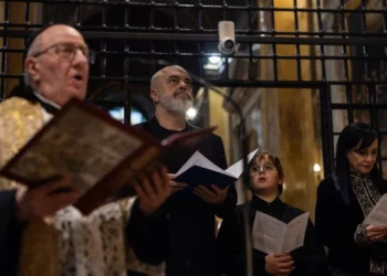 Vatikan/ Rama viziton Genazzano: Krah Zojës së Shqipërisë, qëndron edhe flamuri ynë