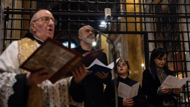 Vatikan/ Rama viziton Genazzano: Krah Zojës së Shqipërisë, qëndron edhe flamuri ynë