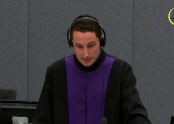 Prokurori James Pache në Gjyqin e Hagës thotë se UÇK-ja keqtrajtoi njerëz