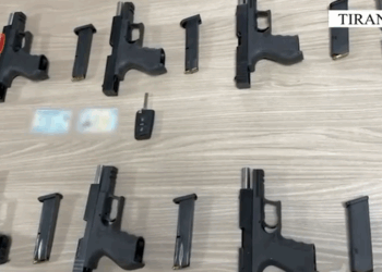 Kishte fshehur 10 pistoleta në kofanon e makinës, arrestohet 27-vjeçari nga Kosova