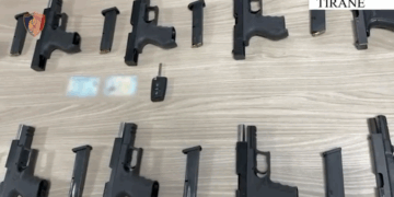Kishte fshehur 10 pistoleta në kofanon e makinës, arrestohet 27-vjeçari nga Kosova