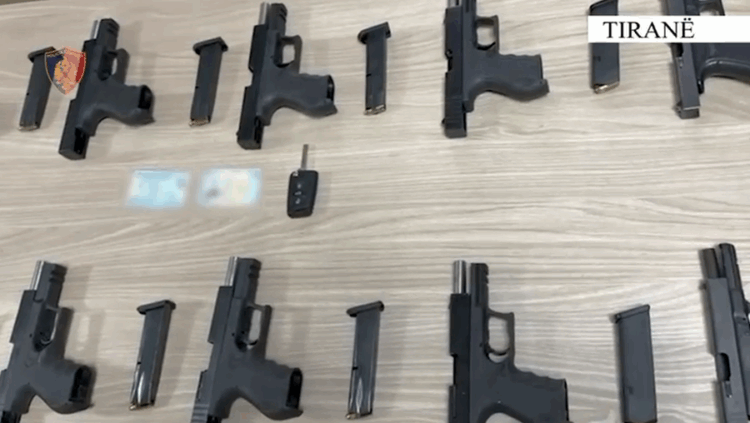 Kishte fshehur 10 pistoleta në kofanon e makinës, arrestohet 27-vjeçari nga Kosova
