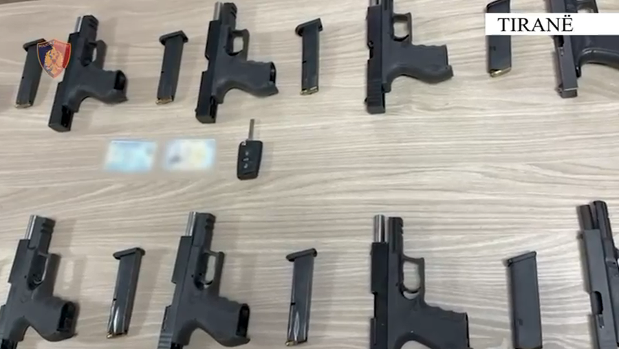 Kishte fshehur 10 pistoleta në kofanon e makinës  arrestohet 27 vjeçari nga Kosova