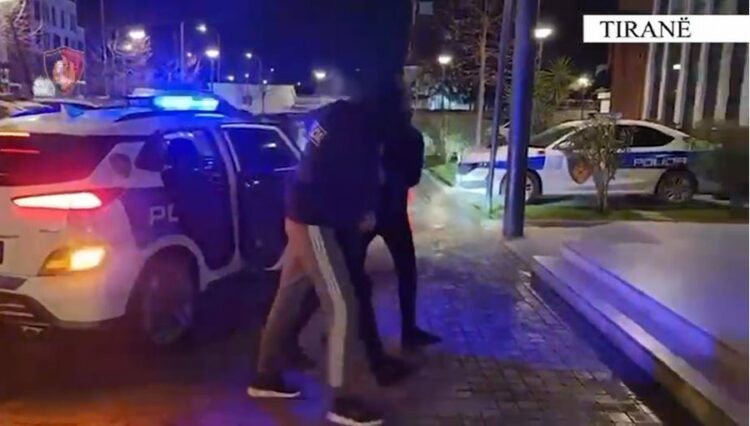 I dyshuar për 7 veprimtari kriminale,pranga 28-vjeçarit që theu “arrestin në shtëpi”