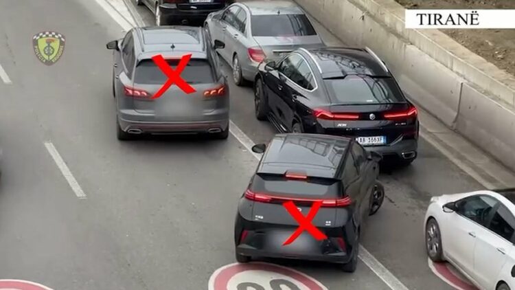 Ndëshkohen shoferët, hiqen me karrotrec makinat që bllokojnë korsitë
