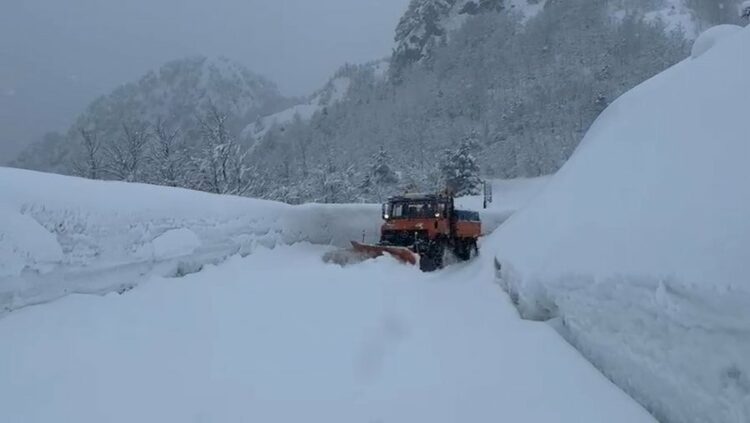 Bllokohet përsëri rruga në Qafë Thore nga ortekët e borës