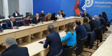 Grupi i PD përçahet për bojkotin e komisioneve, Berisha: Vendimin e merr kryesia