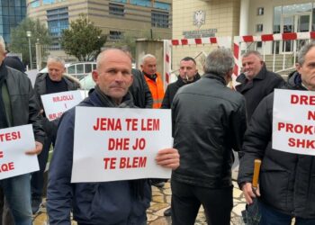 Protesta për tokën, banorët e Rrjollit mblidhen përpara Prokurorisë së Shkodrës