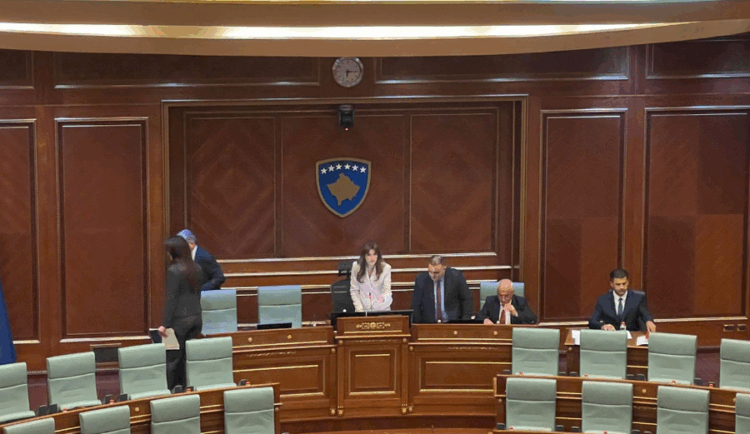 Albulena Haxhiu zgjidhet kryetare e Kuvendit të Kosovës,betohen 118 deputetët e rinj