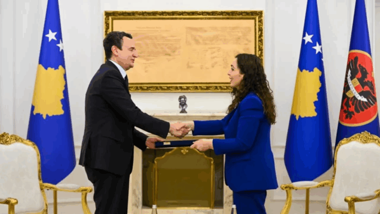 Albin Kurti mandatohet nga presidentja Osmani për formimin e qeverisë