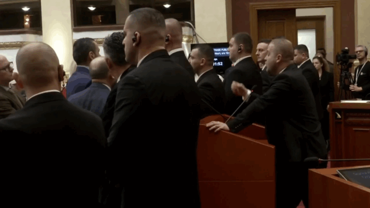 Bido merr fjalën për t’iu përgjigjur akuzave të tij, Berisha i bllokon foltoren