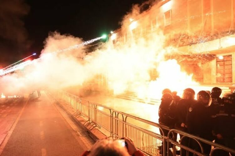Protesta e PD, Policia: Arrestohen 18 protestues në Tiranë, mes tyre 3 të mitur