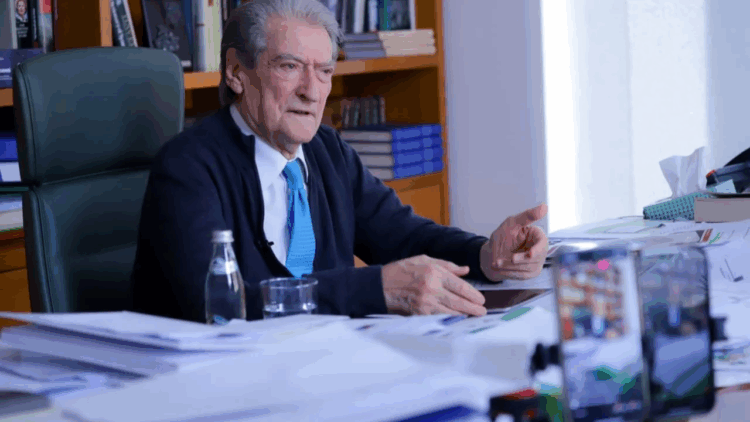 Gaz lotsjellës në selinë e PD, Berisha: Do ketë sulme asgjësuese në selitë e PS