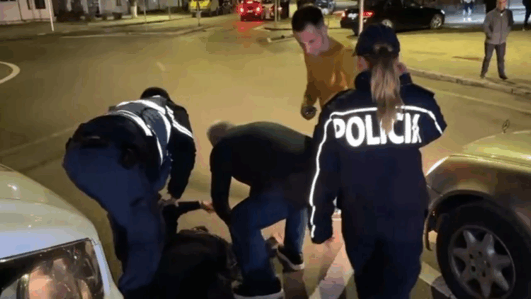 Bllokimi i aksit Përrenjas-Librazhd,qytetarja humb ndjenjat pas disa orësh në trafik