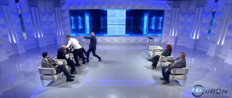 VIDEO/ Përplasje fizike live në Opinion, Buzhala tenton të godasë Albatros Rexhajn