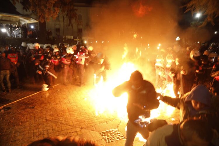 Protesta e PD/ Molotovë drejt godinës e policisë, arrestohen 21 persona