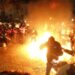 Protesta e PD/ Molotovë drejt godinës e policisë, arrestohen 21 persona
