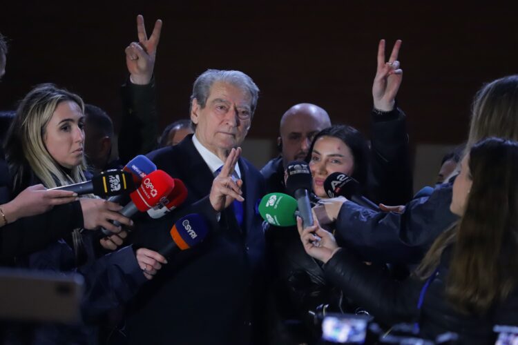 Berisha: Hodhën gaz lotsjellës në kate të ndryshme të xhamisë. I vraftë Zoti