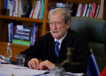Kushtetuesja/ Berisha: Rama detyroi kancelaritë e Europës t’i nxjerrin karton të kuq