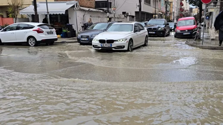Përmbyten rrugët e Durrësit, vështirësi në lëvizjen e këmbësorëve dhe automjeteve