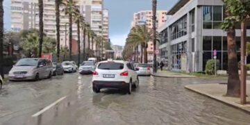 Reshje shiu edhe në Durrës, përmbyten disa rrugë të qytetit