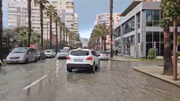 Reshje shiu edhe në Durrës, përmbyten disa rrugë të qytetit