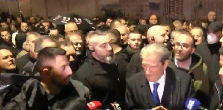 Protesta e opozitës vijon tek Kuvendi i Shqipërisë
