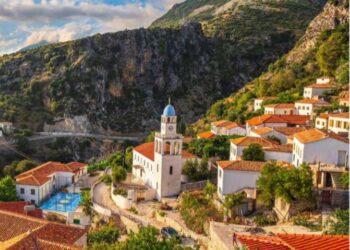 Rama: Në 5 vite, rritje prej 80% të vizitorëve të huaj në Shqipëri