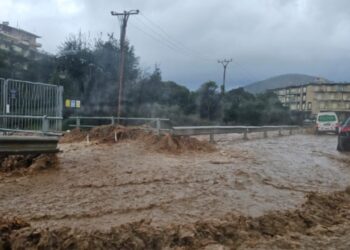 Reshje të dendura shiu në Himarë, përmbyten rrugët periferike