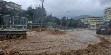 Reshje të dendura shiu në Himarë, përmbyten rrugët periferike