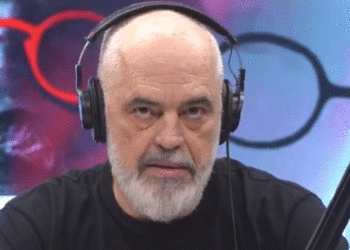 Pezullimi i Ballukut, Rama: U bëmë shembulli i parë i budallallëkut botëror