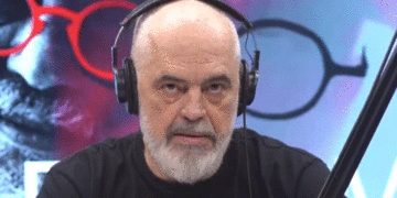 Pezullimi i Ballukut, Rama: U bëmë shembulli i parë i budallallëkut botëror