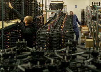 Zelensky: Ukraina do të hapë 10 qendra eksporti armësh në Evropë