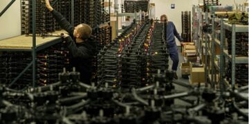 Zelensky: Ukraina do të hapë 10 qendra eksporti armësh në Evropë