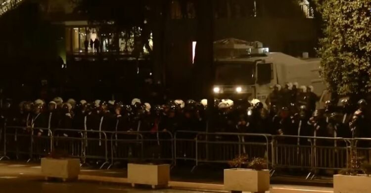 Lëndë piroteknike para Kryeministrisë, protestuesit grumbullohen tek parlamenti