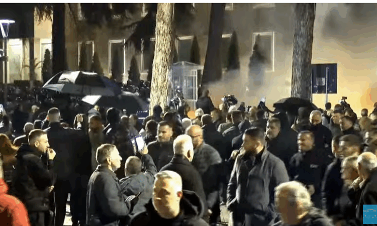 Video/ Hidhen mjete piroteknike kundër kryeministrisë, përgjigjen forcat e rendit