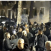 Video/ Hidhen mjete piroteknike kundër kryeministrisë, përgjigjen forcat e rendit