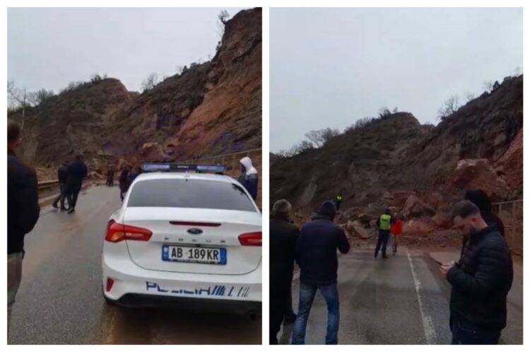 Rrëshqitje në rrugë, prej orësh i bllokuar aksi Librazhd- Përrenjas