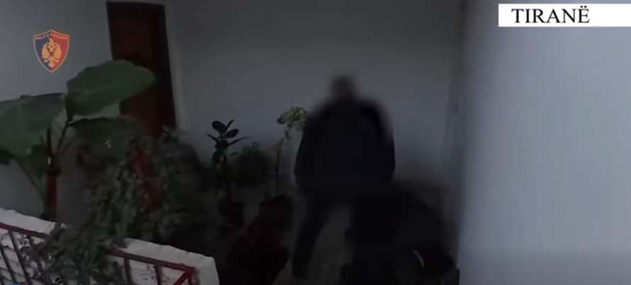 Video/ Gjendet një arsenal me armë zjarri në Selitë, 4 persona në pranga