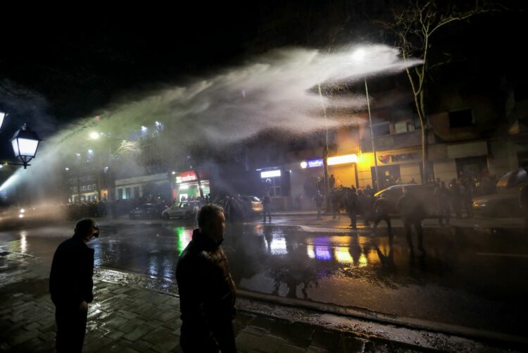 Marshimi i opozitës shoqërohet me molotovë dhe gaz lotsjellës