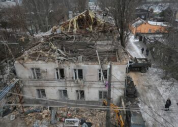 Sulmet ruse me dronë në Ukrainë vrasin tre persona, mes tyre nënë e bir