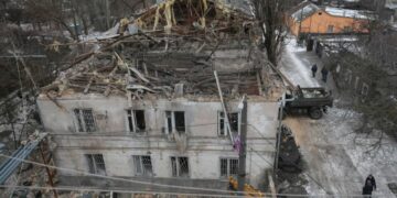 Sulmet ruse me dronë në Ukrainë vrasin tre persona, mes tyre nënë e bir