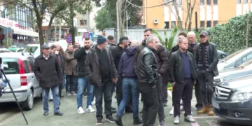 Protestë/ Banorët e Rrjollit mblidhen para SPAK për tjetërsimin e pronave