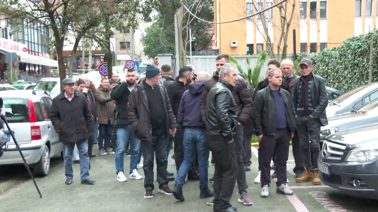 Protestë  Banorët e Rrjollit mblidhen para SPAK për tjetërsimin e pronave