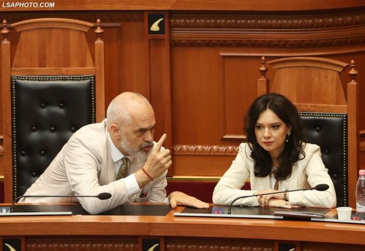 Pas tensioneve në grupin e PS, Spiropali mesazh në Facebook: Mbaje fytyrën…